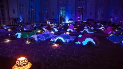 Ciegos al bienestar: llega una noche de yoga a oscuras junto a la piscina de un hotel cinco estrellas