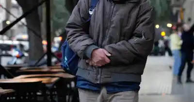 El frío no da tregua en Rosario: lluvia, viento y un termómetro que apenas supera los 13 grados