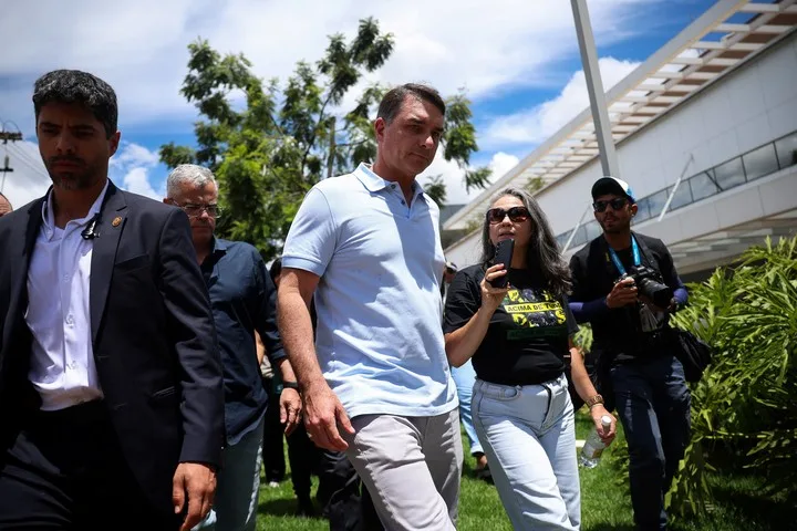 Flavio Bolsonaro habla con periodistas. Foto: Reuters