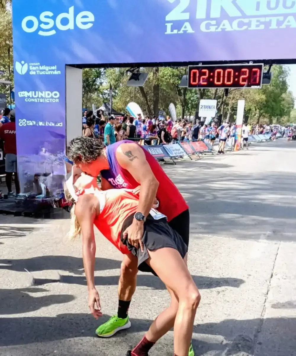 1000x1200_emocin-otra-sus-particulares-apariciones-deportivas-cortes-celebro-junto-esposa-tras-cruzar-meta-21k-la-gaceta-1137266-122940.webp