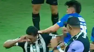 Batalla campal en la final brasileña: la brutal patada de un argentino a Hulk que opacó la coronación