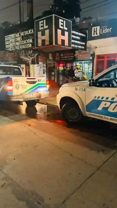 Atrapado in fraganti: rompió el vidrio de un conocido local y quiso huir con las herramientas