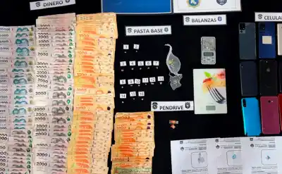 Cayó un búnker de droga en Monterrico: secuestraron dinero, celulares y una moto