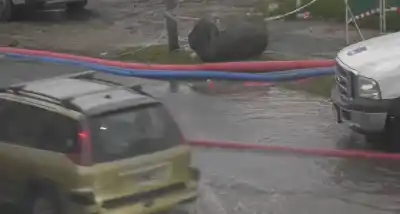 Un caño roto convirtió una avenida en un río y dejó a cientos sin agua: el detalle que complica la reparación