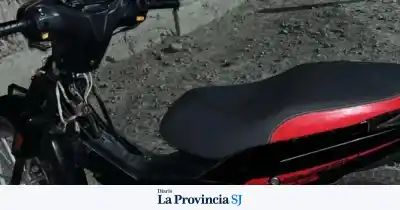 Apareció una moto abandonada con los cables cortados en plena Capital: buscan a su dueño