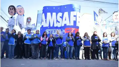 Docentes santafesinos copan la Caja de Jubilaciones y lanzan una campaña que puede incomodar al Gobierno