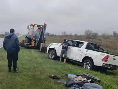 Una camioneta terminó fuera de la ruta 12 en plena tormenta: qué pasó en Itá Ibaté