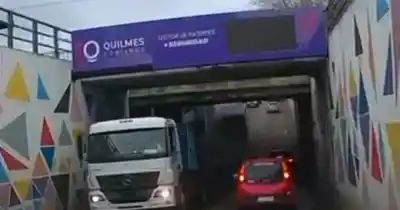 Un camión destrozó el bajo nivel de Guido y ahora la empresa deberá pagar: los detalles que salieron a la luz