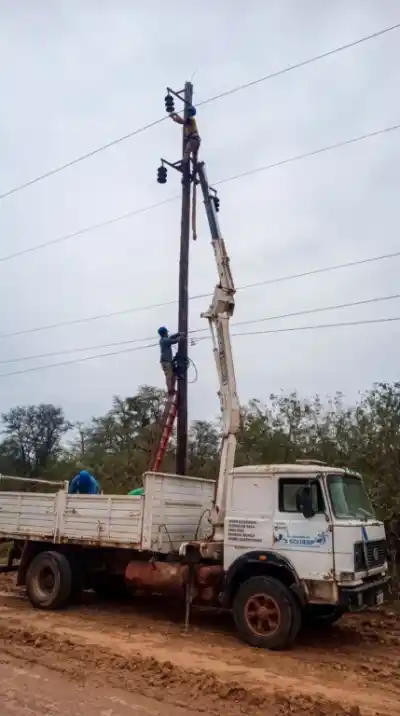 Reemplazan postes de madera por columnas de hormigón en una línea clave de El Impenetrable