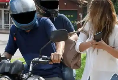 La asaltaron en la calle y le robaron una fortuna: el dato que estremece