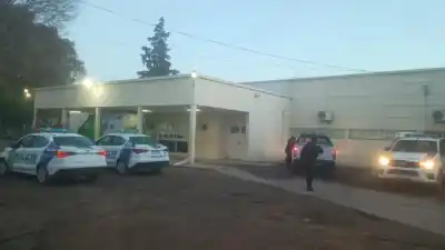 Llegó al hospital con una herida de bala y la guardia terminó en disturbios