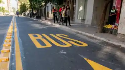 El drama de esperar el colectivo en la Capital: solo dos líneas cumplen con la frecuencia ideal