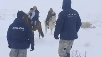 Aislados por la nieve: el dramático rescate de una familia en Zapala