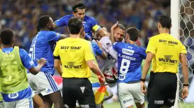 La final que explotó: Una batalla campal en el Mineirao dejó un récord histórico de expulsiones