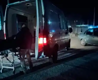 Un motociclista chocó contra un auto y terminó estrellado contra un poste de luz