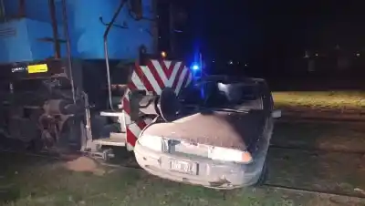 Un tren embistió un auto y lo arrastró 100 metros en Bahía Blanca
