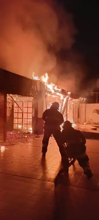 Bomberos rescataron a una anciana de 81 años en un incendio: el fuego arrasó con todo