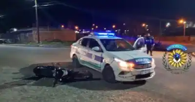 Chocó contra un patrullero en Trelew y escapó: la moto tenía pedido de secuestro