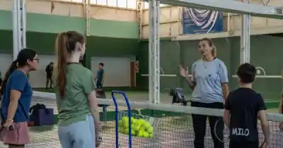 ¿Buscás una actividad para tus hijos? Las clases de tenis gratuitas en Río Gallegos siguen abiertas