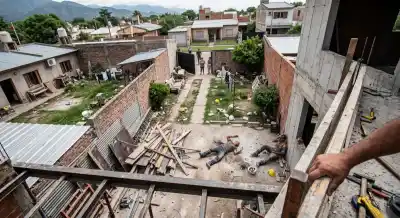 Cayeron 7 metros en una obra de Los Perales: dos albañiles terminaron en el hospital