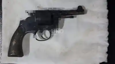 Huyó de un control policial y dejó un revólver calibre 32 tirado en un descampado