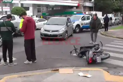 Impactante choque en el centro de Paraná: una mujer terminó hospitalizada