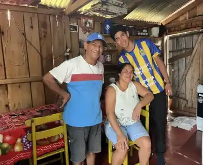 El estudiante de Andresito que estudia, trabaja en la tarefa y repara celulares para ayudar a su familia