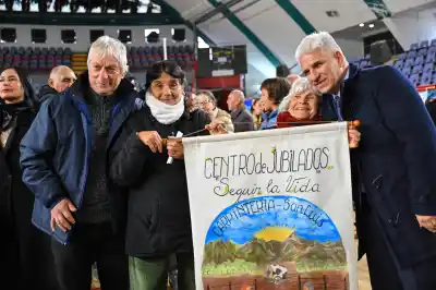 El gobernador sorprendió a 300 jubilados en plena competencia: ¿qué pasó en el Ave Fénix?