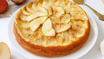 Sin horno y en 20 minutos: el truco de la torta de manzana en sartén que se volvió furor