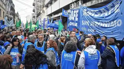 Docentes santafesinos coparon la Caja de Jubilaciones: el reclamo que incomoda al Gobierno y la advertencia que nadie esperaba