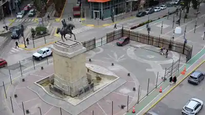Misterio en el centro: ¿qué oculta el cerco que rodea al Monumento a San Martín?
