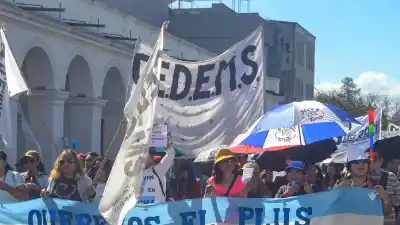 Docentes jujeños marchan a la Legislatura: el reclamo que mantiene en vilo a las aulas