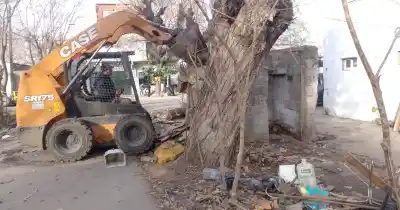 Vecinos de Bella Vista denunciaron y la Municipalidad desmanteló baños, cocheras y toldos en la vereda