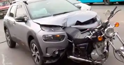 Impactante choque en zona sur: una moto terminó incrustada en el capó de un auto