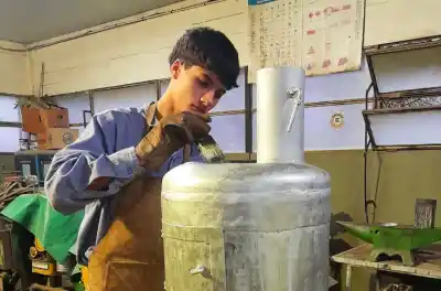 Calor solidario: estudiantes de Colón fabrican salamandras recicladas para donar a Cáritas