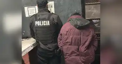 Rompió el vidrio de una rotisería, violentó la caja y cayó a las pocas cuadras