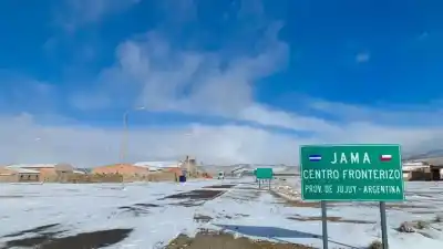 Nieve y viento blanco: el Paso de Jama sigue cerrado y hay 154 camiones varados