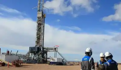 Vaca Muerta busca más proveedores: YPF y PAE revelan sus planes de expansión