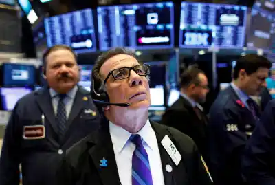 El dólar oficial arranca la semana en alza y el “índice del miedo” se dispara en los mercados globales
