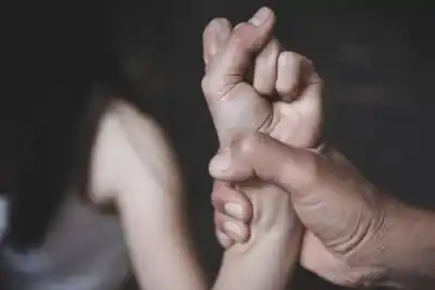 Le exigió que se sacara la ropa por una sospecha y la golpeó: la víctima ya había sufrido violencia