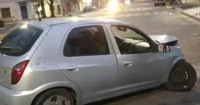 Perdió el control en plena avenida, chocó contra un árbol y terminó con un golpe en la cabeza