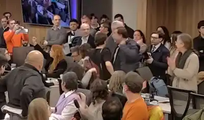 Explotó la Comisión de Cultura: un padre enfrentó a Brizuela y otros diputados de LLA durante la presentación del Coro de Niños