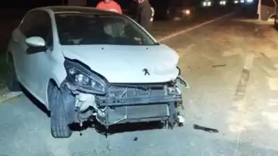 Maíz en la calzada provocó un múltiple despiste en la autopista: uno de los conductores terminó en el hospital