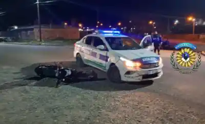Choque con un móvil policial en Trelew: el conductor escapó y descubrieron que la moto era robada