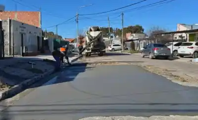 Cambio de suelo y hormigón fresco en Rawson: así responden al reclamo de un barrio