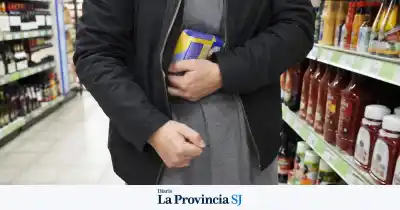 Ocultó productos de higiene entre sus prendas y terminó presa: el insólito robo en un supermercado