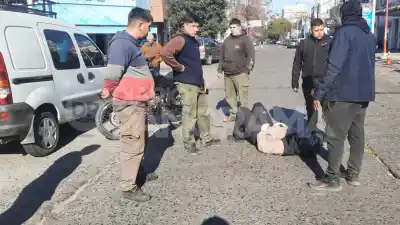 Un joven terminó hospitalizado tras perder el control de su moto en zona norte