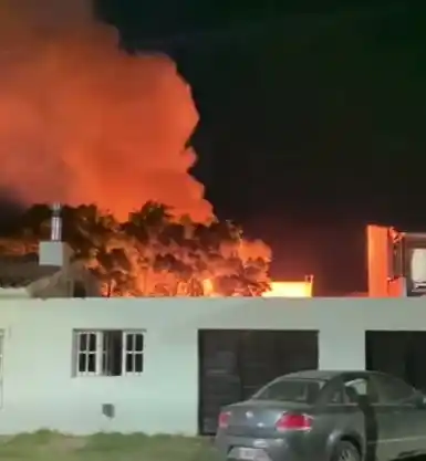 El fuego no dejó nada en pie: una carpintería de la Capital quedó reducida a cenizas