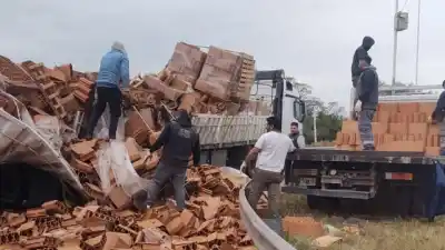 Un camión perdió su carga de ladrillos en una transitada rotonda de La Rioja