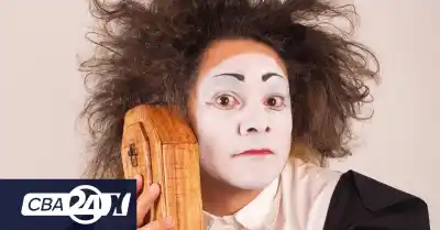 Diez historias sin palabras: el mimo que desafía la velocidad cotidiana en el Teatro del Libertador
